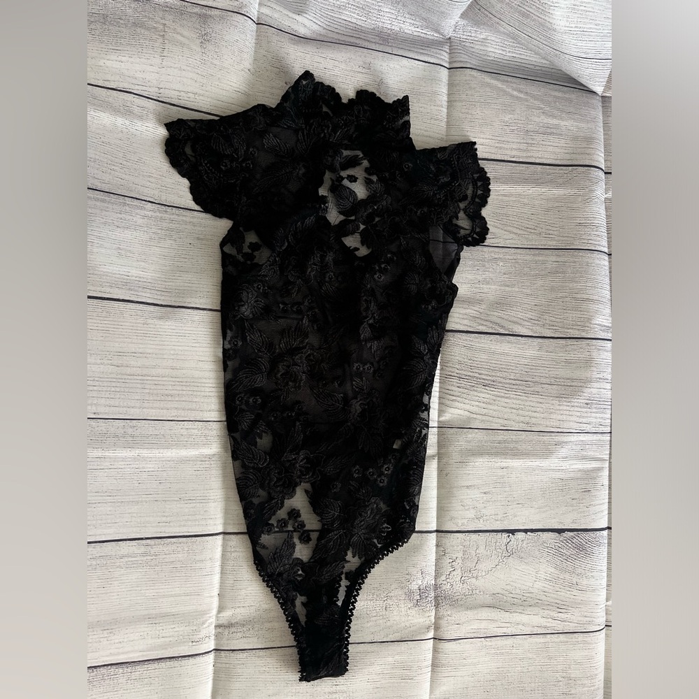 Fashinova Cute🖤Mock Neck Floral Embroidery Bodysuit. NEW without tags!